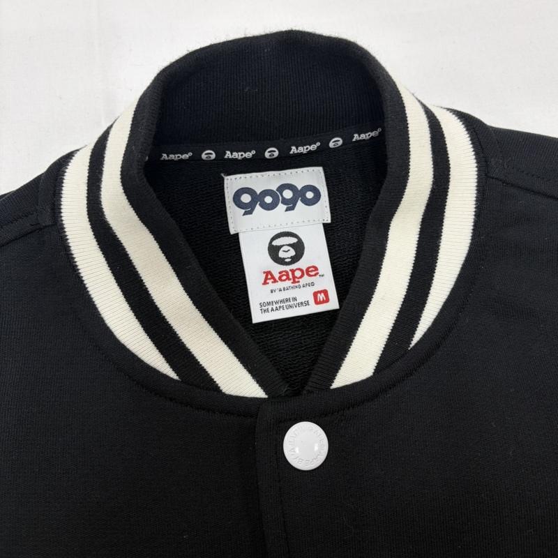 アベイシングエイプ A BATHING APE ジャケット、上着 ジャンパー、ブルゾン 9090 コラボ グラフィック スタジャン ロゴ プリント M プリント X ロゴ、文字 黒 / ブラック / black X 白 / ホワイト / white メンズ USED 古着 中古 50159613