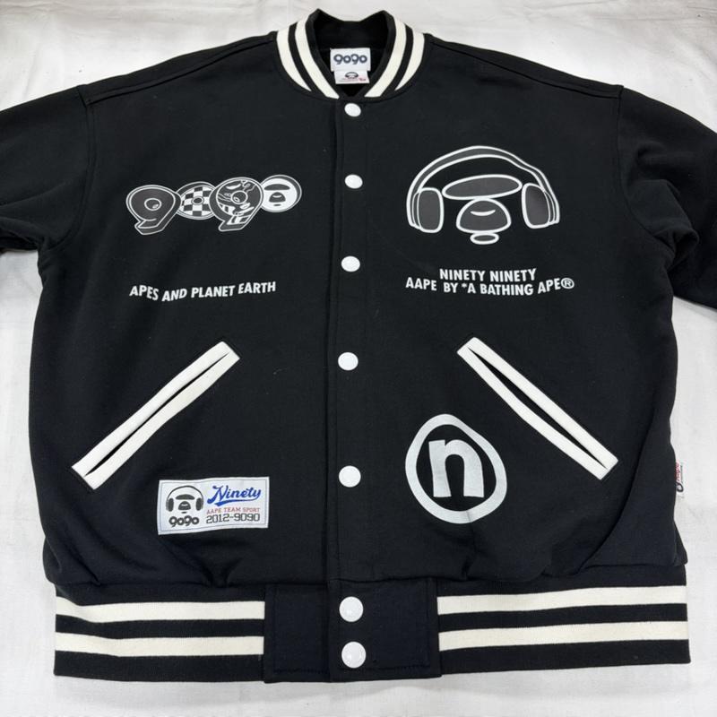 アベイシングエイプ A BATHING APE ジャケット、上着 ジャンパー、ブルゾン 9090 コラボ グラフィック スタジャン ロゴ プリント M プリント X ロゴ、文字 黒 / ブラック / black X 白 / ホワイト / white メンズ USED 古着 中古 50159613