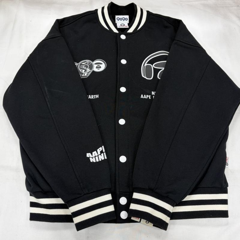 アベイシングエイプ A BATHING APE ジャケット、上着 ジャンパー、ブルゾン 9090 コラボ グラフィック スタジャン ロゴ プリント M プリント X ロゴ、文字 黒 / ブラック / black X 白 / ホワイト / white メンズ USED 古着 中古 50159613