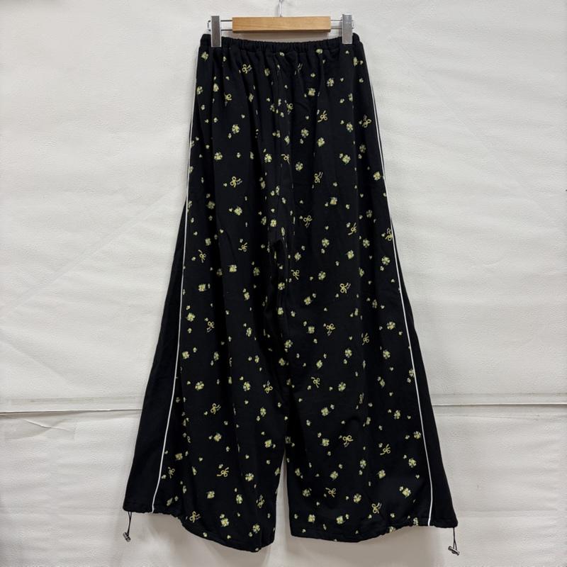 ファーファー FURFUR パンツ ワークパンツ、ペインターパンツ フラワー リボン プリント スウェット パンツ ワイド FREE ロゴ、文字 X プリント X 花柄 黒 / ブラック / black X 黄 / イエロー / yellow レディース USED 古着 中古 50161044