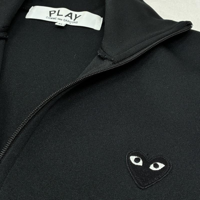 プレイコムデギャルソン PLAY COMME des GARCONS ジャケット、上着 ジャンパー、ブルゾン ブラック エンブレム スムース プリント エステル トラックジャケット ジャージ AX-T256 XL メンズ USED 古着 中古 50161111