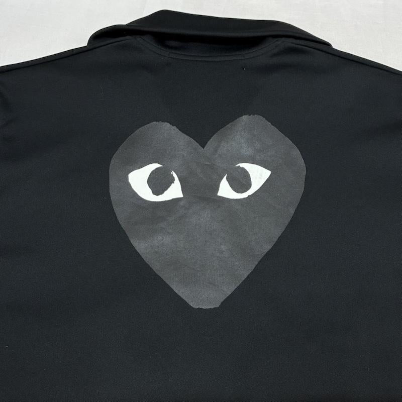 プレイコムデギャルソン PLAY COMME des GARCONS ジャケット、上着 ジャンパー、ブルゾン ブラック エンブレム スムース プリント エステル トラックジャケット ジャージ AX-T256 XL メンズ USED 古着 中古 50161111