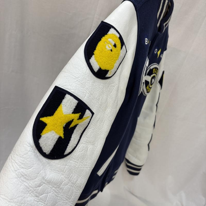 アベイシングエイプ A BATHING APE ジャケット、上着 ジャンパー、ブルゾン BAPY スタジアムジャンパー スタジャン レザー シリアルナンバー入り ワッペン 刺繍 M ロゴ、文字 黄 / イエロー / yellow X 白 / ホワイト / white X 紺 / ネイビー / navy メンズ USED 古着 中古 50161247