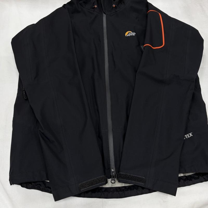 ロウアルパイン Lowe alpine ジャケット、上着 ジャンパー、ブルゾン WILDERNESS GTX JACKET GORE-TEX ゴアテックス ナイロンジャケット マウンテンパーカー ロゴ LFMX12201 - ロゴ、文字 X プリント 黒 / ブラック / black X 灰 / グレー / gray X 橙 / オレンジ / orange メンズ USED 古着 中古 50161502
