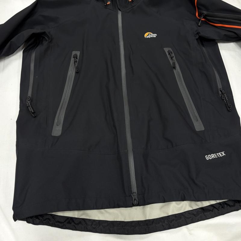 ロウアルパイン Lowe alpine ジャケット、上着 ジャンパー、ブルゾン WILDERNESS GTX JACKET GORE-TEX ゴアテックス ナイロンジャケット マウンテンパーカー ロゴ LFMX12201 - ロゴ、文字 X プリント 黒 / ブラック / black X 灰 / グレー / gray X 橙 / オレンジ / orange メンズ USED 古着 中古 50161502