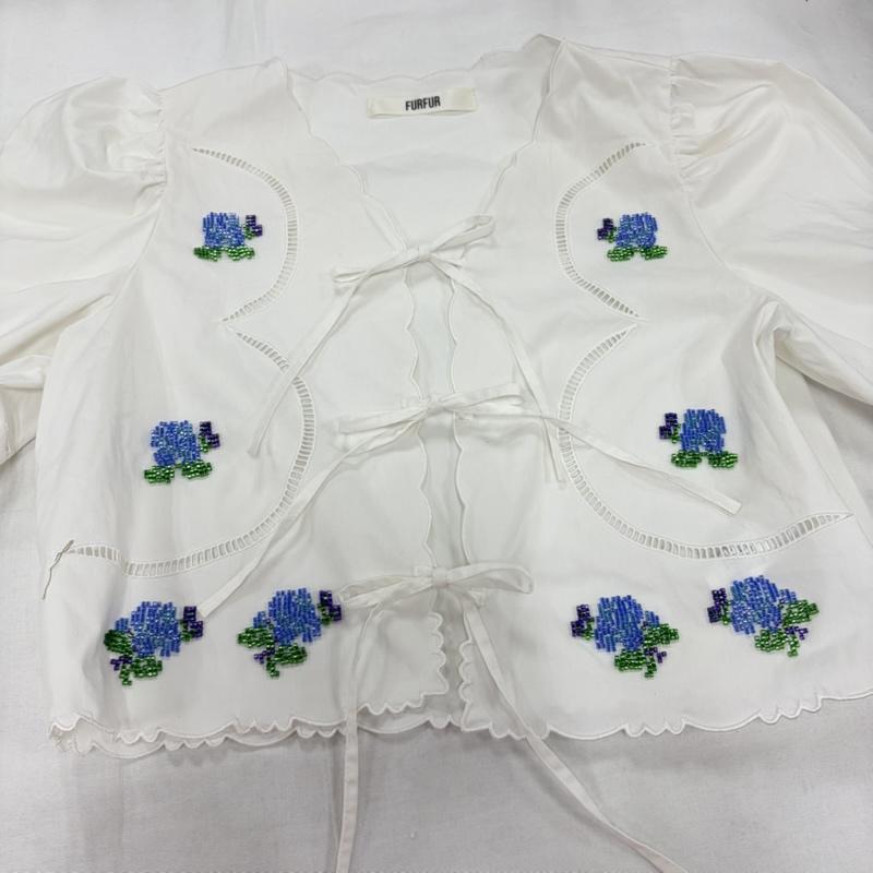 ファーファー FURFUR シャツ、ブラウス 長袖 ビーズ 刺繍 スカラップ ブラウス シャツ パフスリーブ FREE 刺繍 白 / ホワイト / white X 青 / ブルー / blue X 緑 / グリーン / green レディース USED 古着 中古 50161949