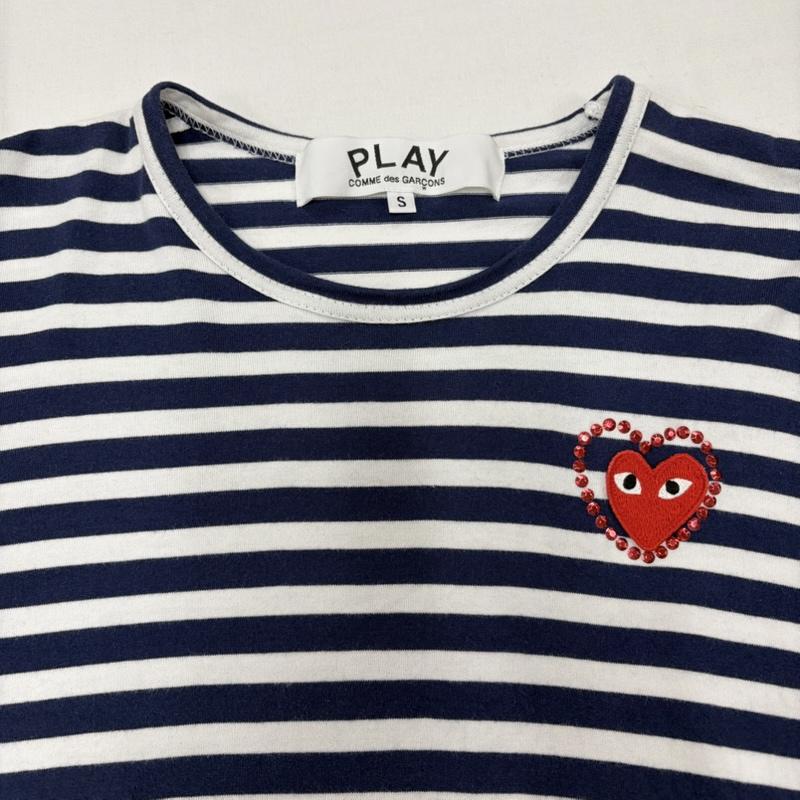 プレイコムデギャルソン PLAY COMME des GARCONS Tシャツ 長袖 PLAY プレイ ハート 長袖 ボーダー Tシャツ ロンT ロゴ プリント ワッペン パッチ スタッズ キラキラ S ボーダー柄 X ロゴ、文字 X 刺繍 紺 / ネイビー / navy X 白 / ホワイト / white X 赤 / レッド / red レディース USED 古着 中古 50162219