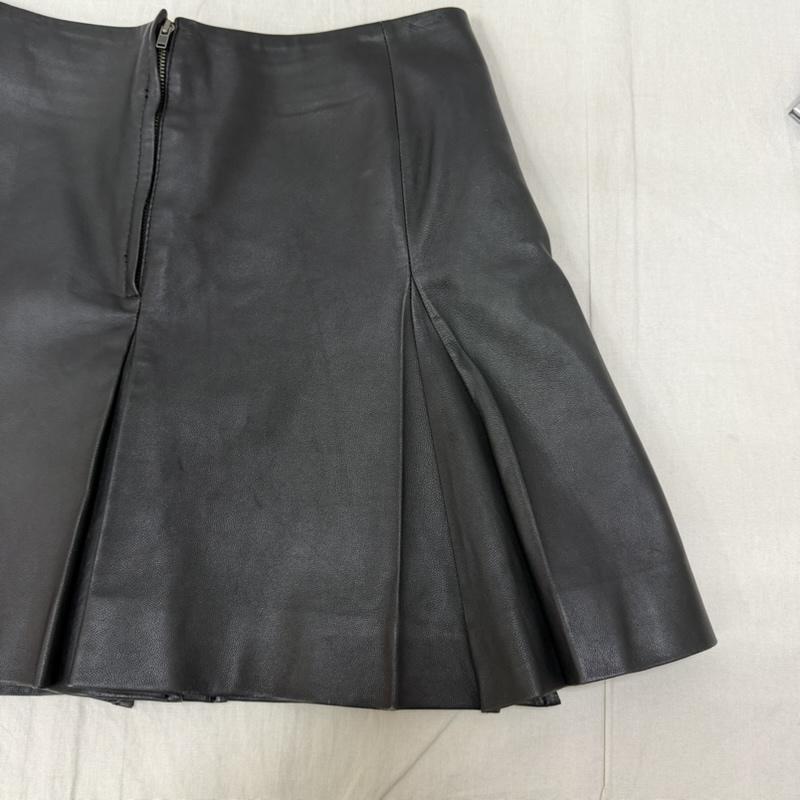 ディーケーエヌワイ DKNY スカート ミニスカート ラムレザー 羊革 プリーツ ミニスカート black 2 無地 黒 / ブラック / black レディース USED 古着 中古 50162391