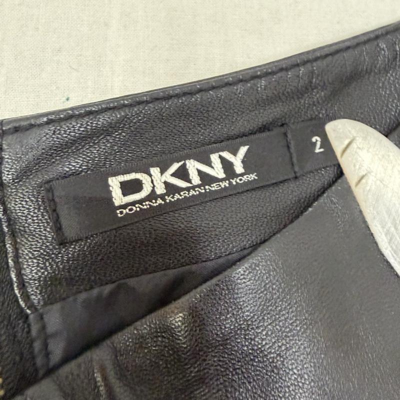 ディーケーエヌワイ DKNY スカート ミニスカート ラムレザー 羊革 プリーツ ミニスカート black 2 無地 黒 / ブラック / black レディース USED 古着 中古 50162391