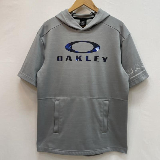 オークリー OAKLEY パーカー 半袖 幾何学模様 オークリー ロゴ プリント グレー プルオーバー 半袖 パーカー M 無地 X ロゴ、文字 X 幾何柄 灰 / グレー / gray X 青 / ブルー / blue メンズ USED 古着 中古 50162581