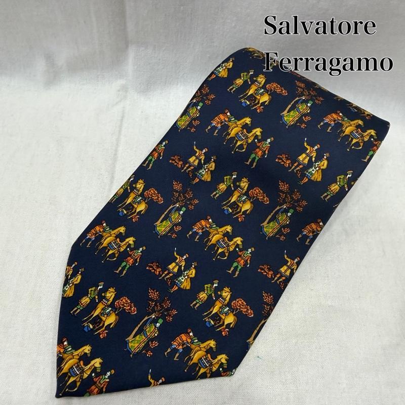 サルヴァトーレフェラガモ Salvatore Ferragamo ネクタイ ネクタイ 総柄 馬 兵士 シルク100％ nade in itary - 総柄 紺 / ネイビー / navy X 黄 / イエロー / yellow メンズ USED 古着 中古 50162820