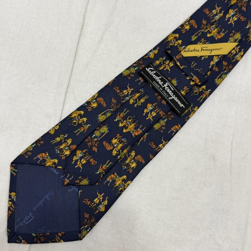 サルヴァトーレフェラガモ Salvatore Ferragamo ネクタイ ネクタイ 総柄 馬 兵士 シルク100％ nade in itary - 総柄 紺 / ネイビー / navy X 黄 / イエロー / yellow メンズ USED 古着 中古 50162820