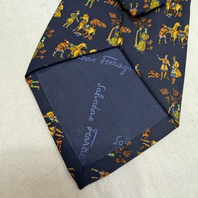 サルヴァトーレフェラガモ Salvatore Ferragamo ネクタイ ネクタイ 総柄 馬 兵士 シルク100％ nade in itary - 総柄 紺 / ネイビー / navy X 黄 / イエロー / yellow メンズ USED 古着 中古 50162820
