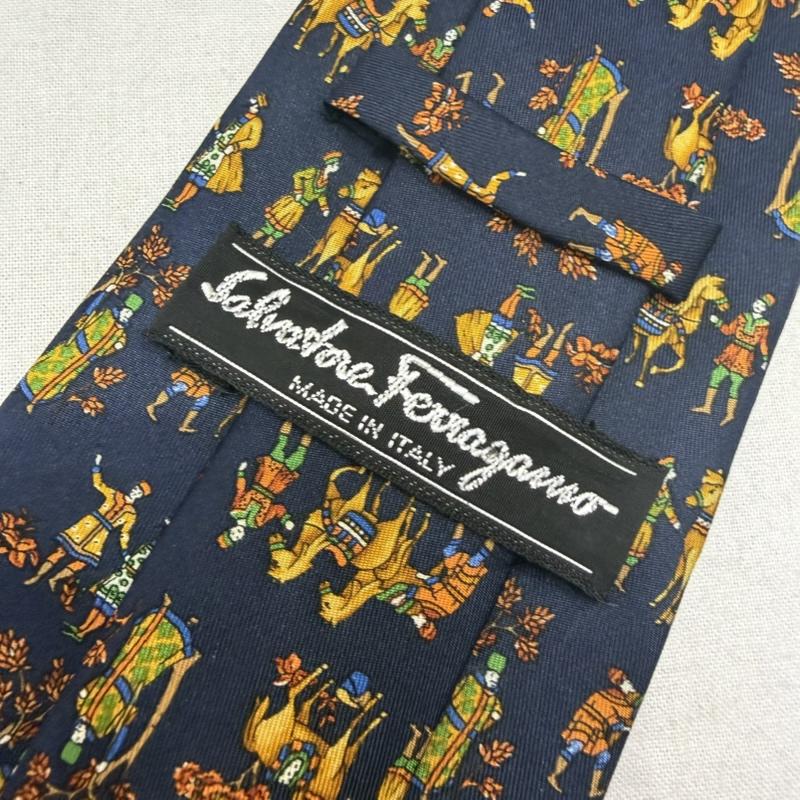 サルヴァトーレフェラガモ Salvatore Ferragamo ネクタイ ネクタイ 総柄 馬 兵士 シルク100％ nade in itary - 総柄 紺 / ネイビー / navy X 黄 / イエロー / yellow メンズ USED 古着 中古 50162820