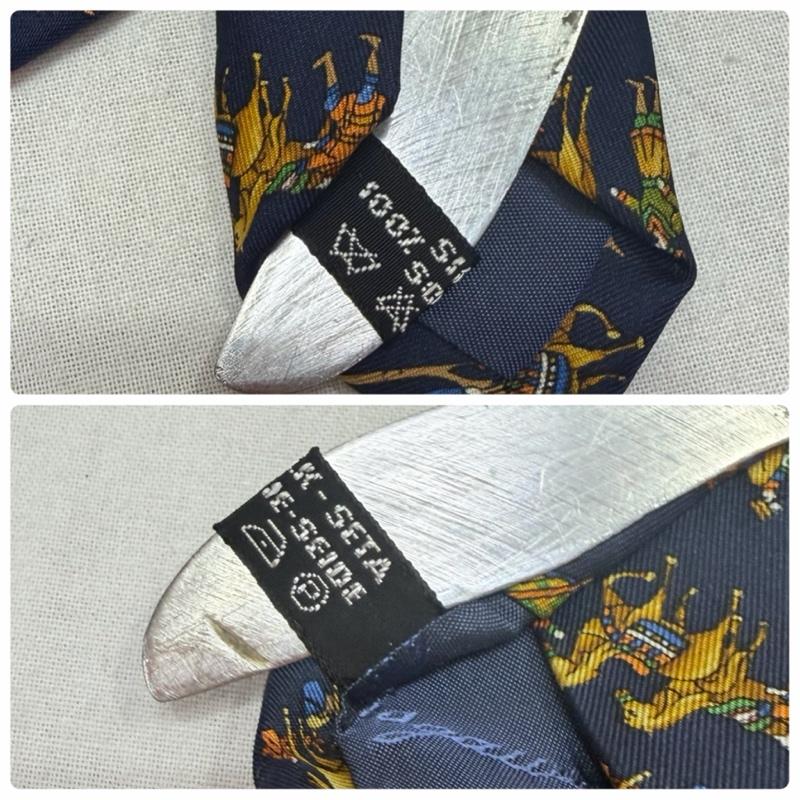 サルヴァトーレフェラガモ Salvatore Ferragamo ネクタイ ネクタイ 総柄 馬 兵士 シルク100％ nade in itary - 総柄 紺 / ネイビー / navy X 黄 / イエロー / yellow メンズ USED 古着 中古 50162820