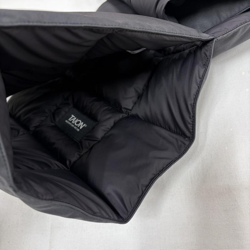 ホワイトマウンテニアリング WHITE MOUNTAINEERING マフラー マフラー TAION タイオン コラボ SYNTHETIC LEATHER DOWN MUFFLER シンセティックレザー ダウンマフラー BK2573805 - 無地 黒 / ブラック / black メンズ USED 古着 中古 50162877