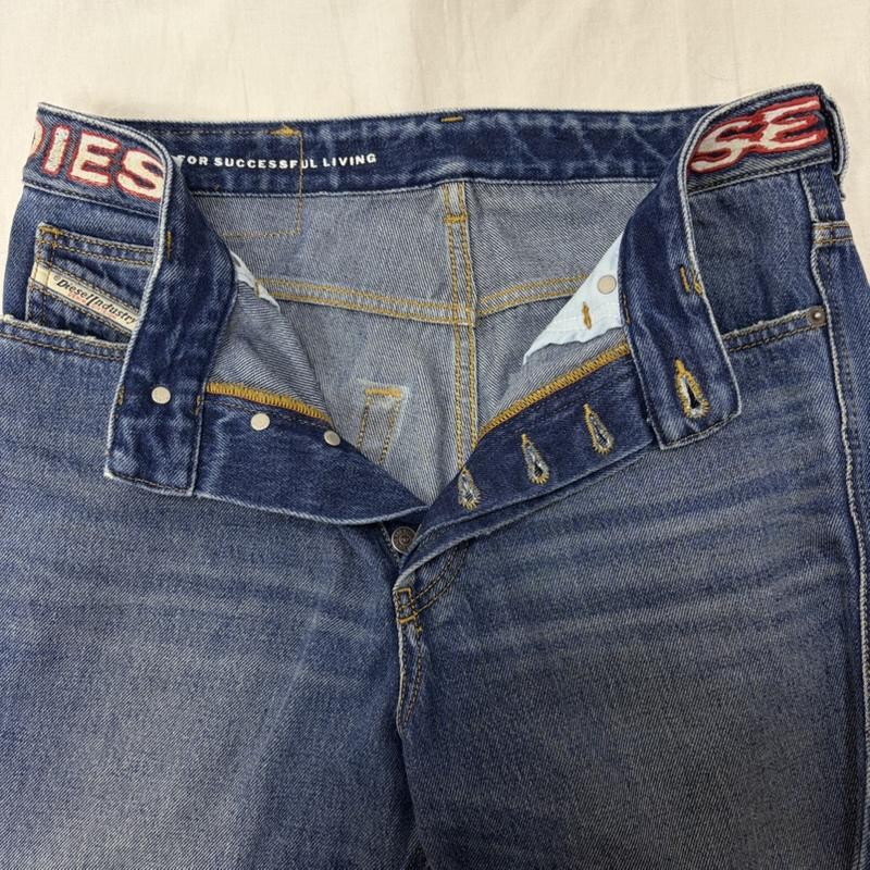 ディーゼル DIESEL パンツ デニム、ジーンズ ウエストロゴ ストレートデニムパンツ indigo W28 / L32 31インチ ロゴ、文字 インディゴ / インディゴ / Indigo メンズ USED 古着 中古 50163489