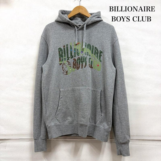 ビリオネア・ボーイズ・クラブ BILLIONAIRE BOYS CLUB パーカー 長袖 スペースカモ アーチロゴ プリント フーディー パーカー スウェット プルオーバー M ロゴ、文字 X プリント 灰 / グレー / gray X カーキ / カーキ / khaki メンズ USED 古着 中古 50163712