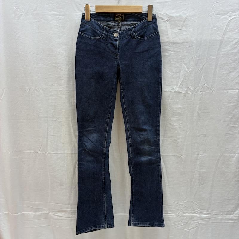 ヴィヴィアンウエストウッド Vivienne Westwood パンツ デニム、ジーンズ ANGLOMANIA オリゾンティ期 エンボスロゴ ストレッチ フレア ブーツカット デニムパンツ Y2K アーカイブ 26インチ レディース USED 古着 中古 50163753