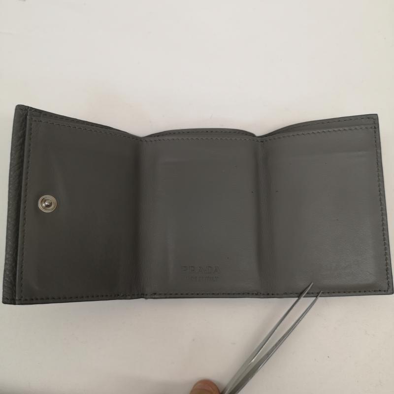 プラダ PRADA 財布 コンパクト財布 三折財布 ヴィッテロダイノ レザー ミニ財布 - 灰 / グレー / gray レディース USED 古着 中古 50163815