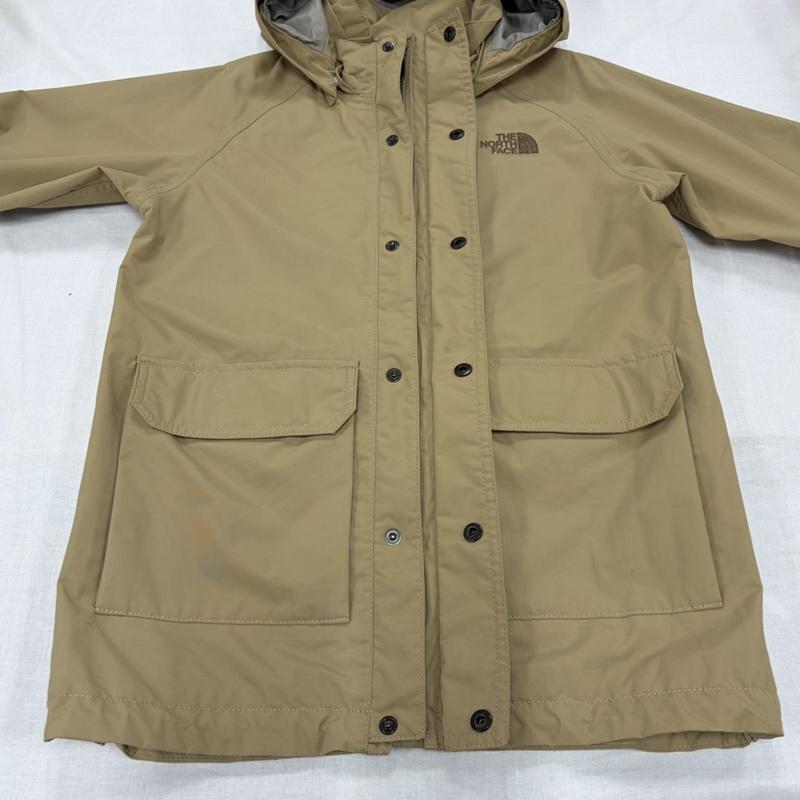 ザノースフェイス THE NORTH FACE ジャケット、上着 ジャンパー、ブルゾン ナイロン ジャケット マウンテンコート ロゴ 刺繍 NPJ61808 防水 キャンプ 130cm ロゴ、文字 X 刺繍 ベージュ / ベージュ / beige X 茶 / ブラウン / brown ガールズ USED 古着 中古 50163887