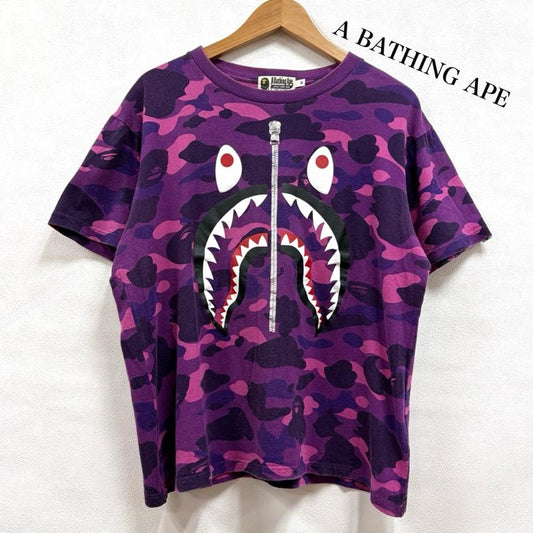アベイシングエイプ A BATHING APE Tシャツ 半袖 パープル カモ 迷彩 シャーク ロゴ プリント 半袖 Tシャツ M カモフラージュ柄・迷彩 X ロゴ、文字 X プリント 紫 / パープル / purple X 桃 / ピンク / pink X 黒 / ブラック / black X 白 / ホワイト / white X 赤 / レッド / red メンズ USED 古着 中古 50163894