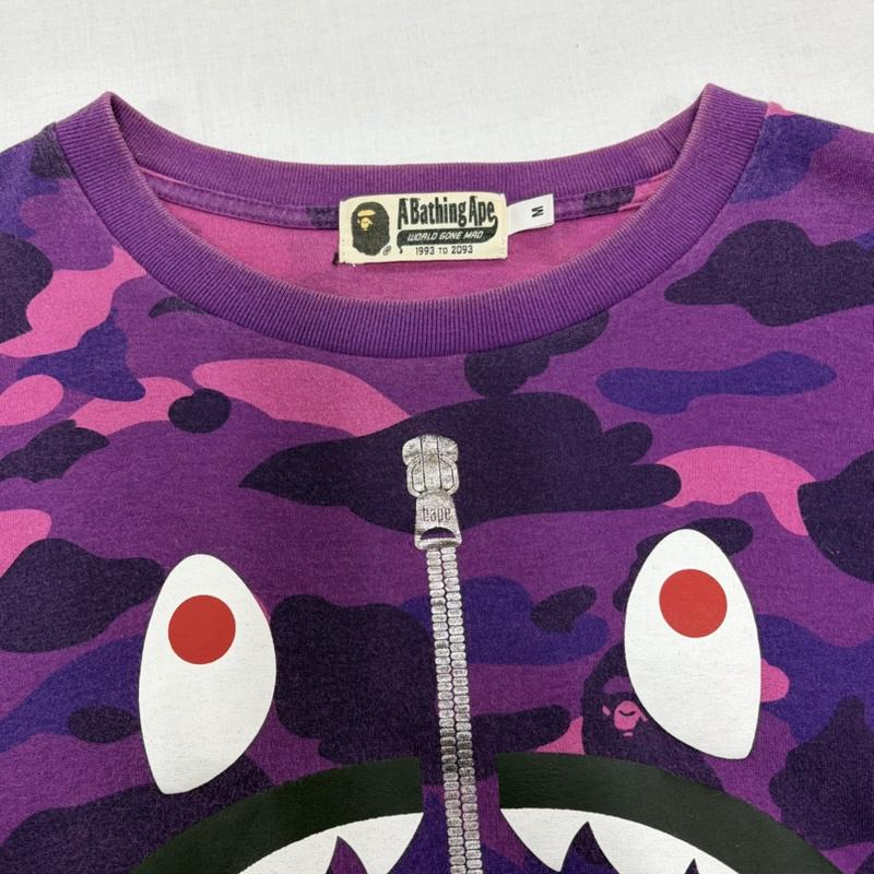 アベイシングエイプ A BATHING APE Tシャツ 半袖 パープル カモ 迷彩 シャーク ロゴ プリント 半袖 Tシャツ M カモフラージュ柄・迷彩 X ロゴ、文字 X プリント 紫 / パープル / purple X 桃 / ピンク / pink X 黒 / ブラック / black X 白 / ホワイト / white X 赤 / レッド / red メンズ USED 古着 中古 50163894
