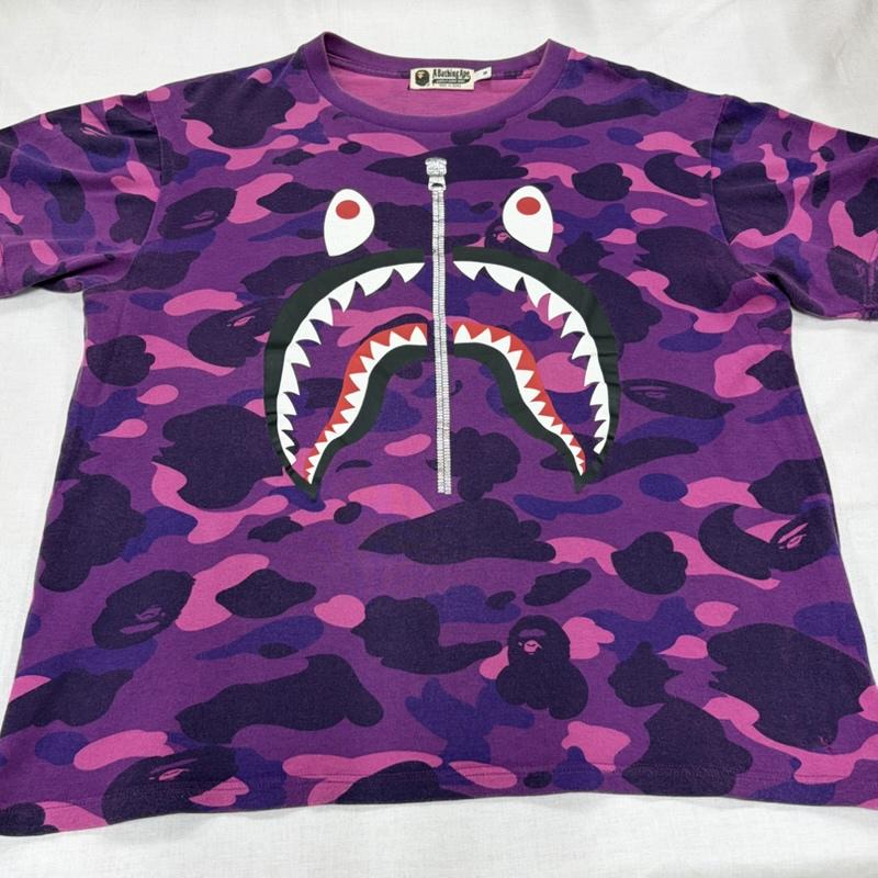 アベイシングエイプ A BATHING APE Tシャツ 半袖 パープル カモ 迷彩 シャーク ロゴ プリント 半袖 Tシャツ M カモフラージュ柄・迷彩 X ロゴ、文字 X プリント 紫 / パープル / purple X 桃 / ピンク / pink X 黒 / ブラック / black X 白 / ホワイト / white X 赤 / レッド / red メンズ USED 古着 中古 50163894