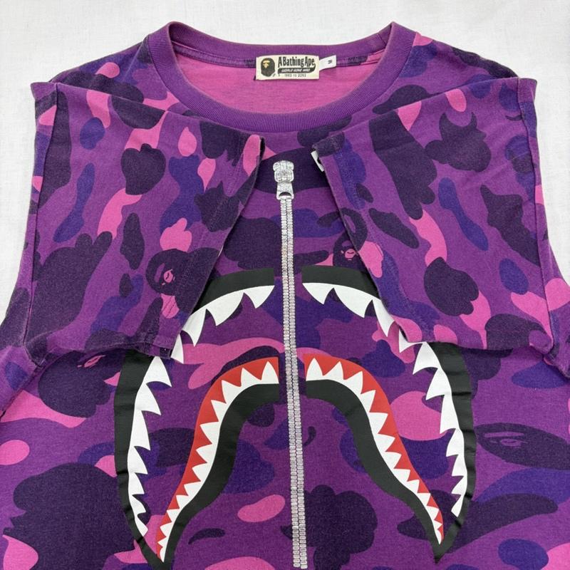 アベイシングエイプ A BATHING APE Tシャツ 半袖 パープル カモ 迷彩 シャーク ロゴ プリント 半袖 Tシャツ M カモフラージュ柄・迷彩 X ロゴ、文字 X プリント 紫 / パープル / purple X 桃 / ピンク / pink X 黒 / ブラック / black X 白 / ホワイト / white X 赤 / レッド / red メンズ USED 古着 中古 50163894