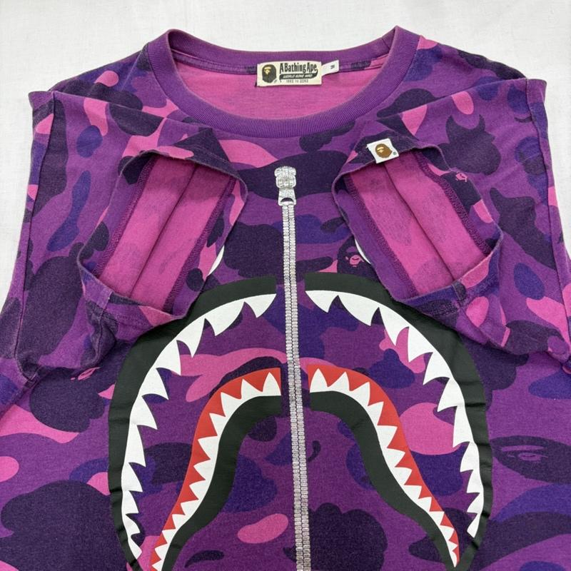 アベイシングエイプ A BATHING APE Tシャツ 半袖 パープル カモ 迷彩 シャーク ロゴ プリント 半袖 Tシャツ M カモフラージュ柄・迷彩 X ロゴ、文字 X プリント 紫 / パープル / purple X 桃 / ピンク / pink X 黒 / ブラック / black X 白 / ホワイト / white X 赤 / レッド / red メンズ USED 古着 中古 50163894