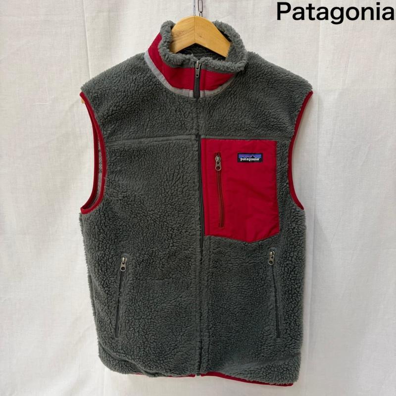 パタゴニア patagonia ジャケット、上着 ダウンベスト クラシックレトロXベスト ボアフリースベスト 23047 S グレー×レッド S ロゴ、文字 灰 / グレー / gray X 赤 / レッド / red メンズ USED 古着 中古 50163919