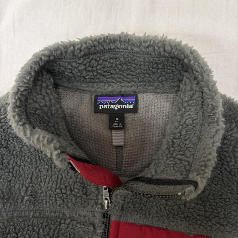 パタゴニア patagonia ジャケット、上着 ダウンベスト クラシックレトロXベスト ボアフリースベスト 23047 S グレー×レッド S ロゴ、文字 灰 / グレー / gray X 赤 / レッド / red メンズ USED 古着 中古 50163919
