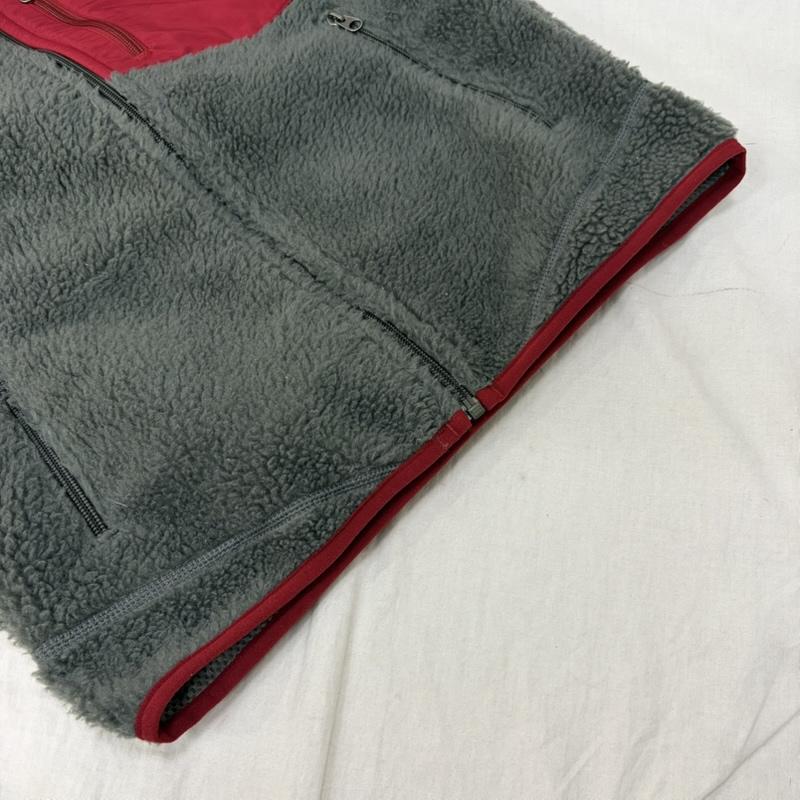 パタゴニア patagonia ジャケット、上着 ダウンベスト クラシックレトロXベスト ボアフリースベスト 23047 S グレー×レッド S ロゴ、文字 灰 / グレー / gray X 赤 / レッド / red メンズ USED 古着 中古 50163919