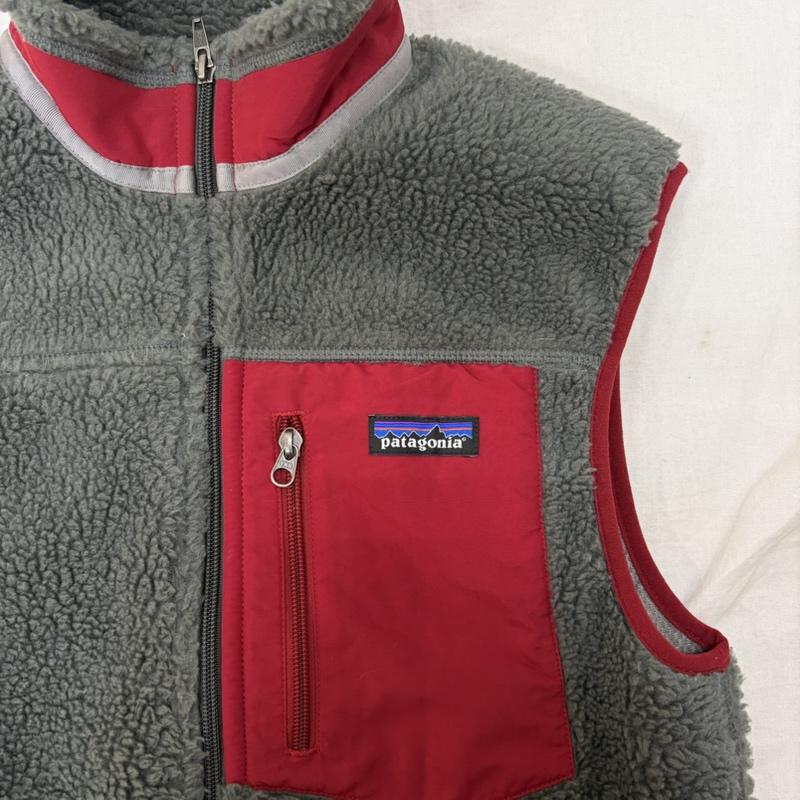 パタゴニア patagonia ジャケット、上着 ダウンベスト クラシックレトロXベスト ボアフリースベスト 23047 S グレー×レッド S ロゴ、文字 灰 / グレー / gray X 赤 / レッド / red メンズ USED 古着 中古 50163919