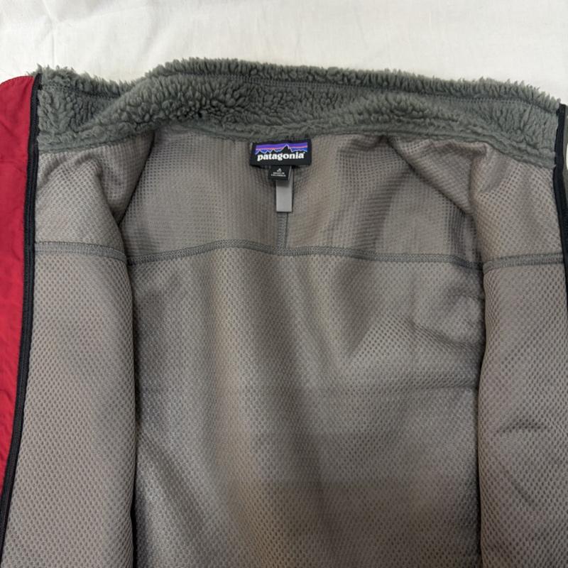 パタゴニア patagonia ジャケット、上着 ダウンベスト クラシックレトロXベスト ボアフリースベスト 23047 S グレー×レッド S ロゴ、文字 灰 / グレー / gray X 赤 / レッド / red メンズ USED 古着 中古 50163919