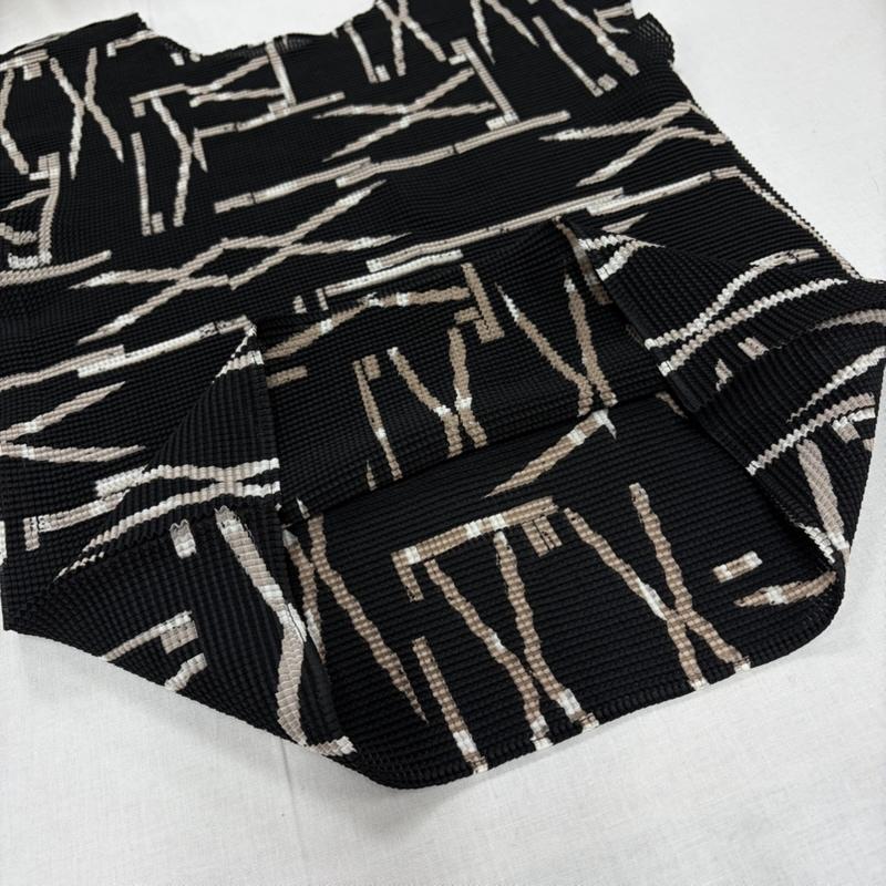 イッセイミヤケ ISSEY MIYAKE タンクトップ タンクトップ me 総柄 幾何学模様 プリーツ ノースリーブ カットソー MI23FK127 - 幾何柄 黒 / ブラック / black X ベージュ / ベージュ / beige X 白 / ホワイト / white レディース USED 古着 中古 50163972