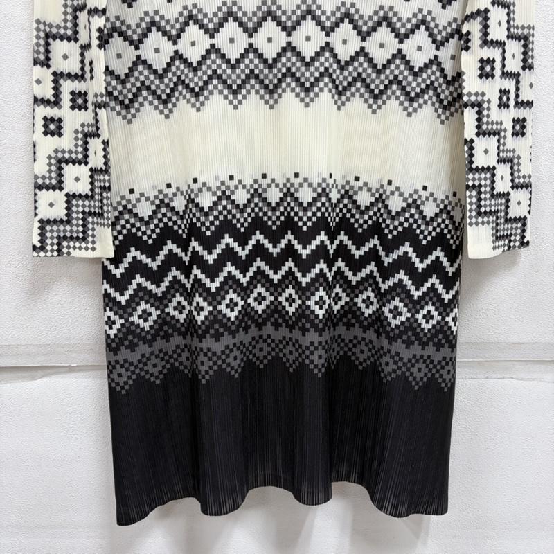 プリーツプリーズ PLEATS PLEASE ワンピース ひざ丈スカート ISSEY MIYAKE イッセイミヤケ 長袖 ハイネック プリーツ プリント ワンピース ノルディック PP43-FH394 3 プリント 白 / ホワイト / white X 灰 / グレー / gray X 黒 / ブラック / black レディース USED 古着 中古 50163995