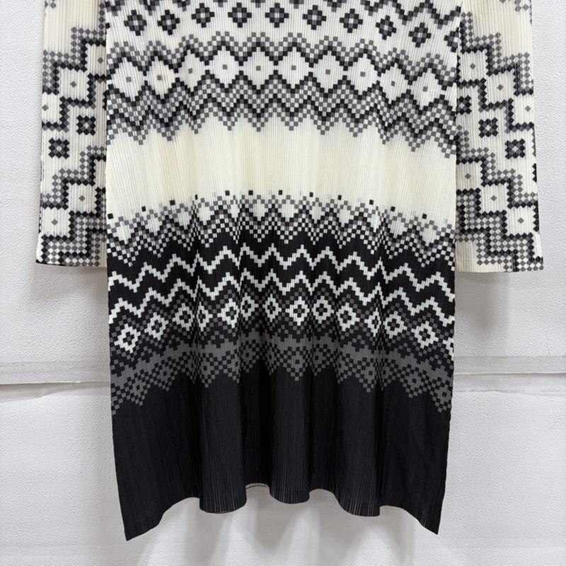 プリーツプリーズ PLEATS PLEASE ワンピース ひざ丈スカート ISSEY MIYAKE イッセイミヤケ 長袖 ハイネック プリーツ プリント ワンピース ノルディック PP43-FH394 3 プリント 白 / ホワイト / white X 灰 / グレー / gray X 黒 / ブラック / black レディース USED 古着 中古 50163995