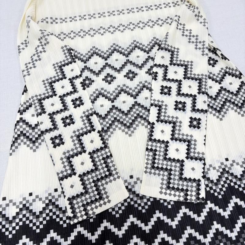 プリーツプリーズ PLEATS PLEASE ワンピース ひざ丈スカート ISSEY MIYAKE イッセイミヤケ 長袖 ハイネック プリーツ プリント ワンピース ノルディック PP43-FH394 3 プリント 白 / ホワイト / white X 灰 / グレー / gray X 黒 / ブラック / black レディース USED 古着 中古 50163995
