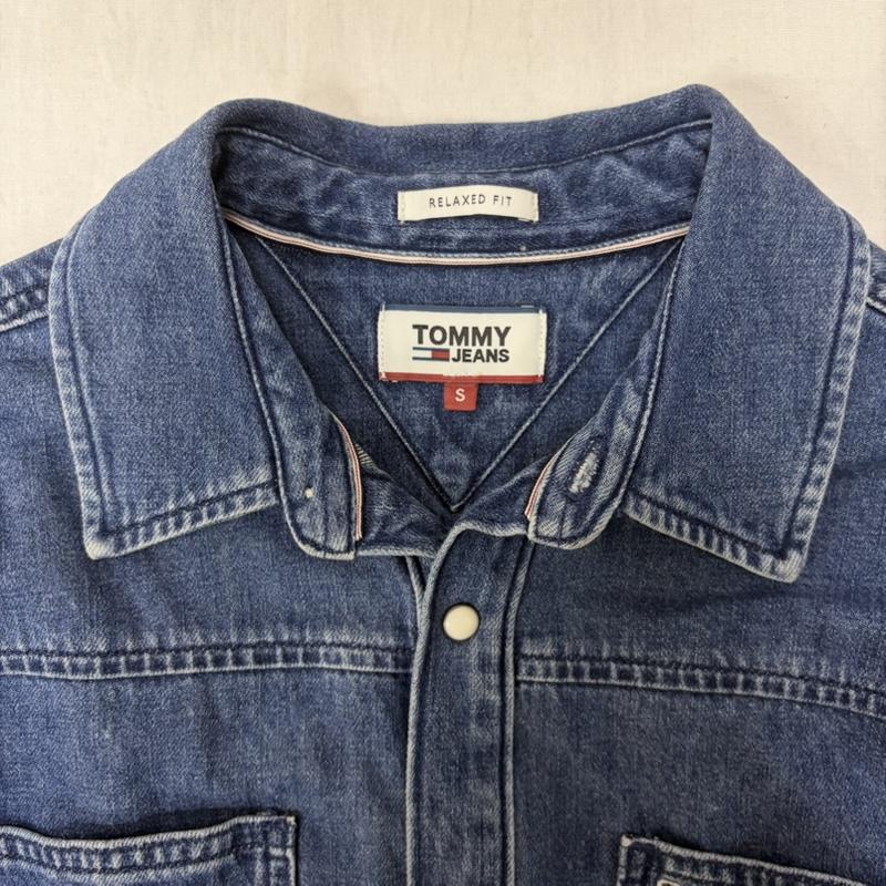 トミー ジーンズ TOMMY JEANS シャツ、ブラウス 長袖 ロゴプリント デニムシャツ Relaxed Fit S S ロゴ、文字 インディゴ / インディゴ / Indigo メンズ USED 古着 中古 50164011