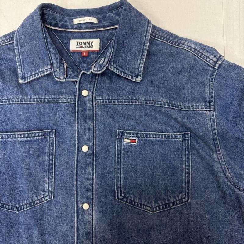 トミー ジーンズ TOMMY JEANS シャツ、ブラウス 長袖 ロゴプリント デニムシャツ Relaxed Fit S S ロゴ、文字 インディゴ / インディゴ / Indigo メンズ USED 古着 中古 50164011
