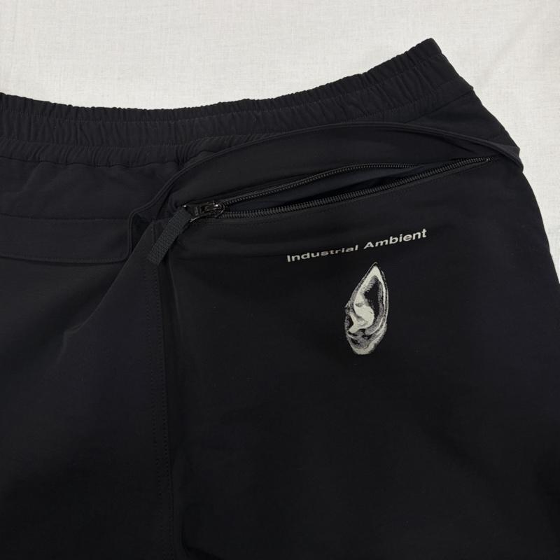 アンダーカバー UNDERCOVER パンツ ワークパンツ、ペインターパンツ 19ss 時計じかけのオレンジ テック テーパード ジョガーパンツ ナイロン 2 ロゴ、文字 X プリント 黒 / ブラック / black X 白 / ホワイト / white メンズ USED 古着 中古 50164097