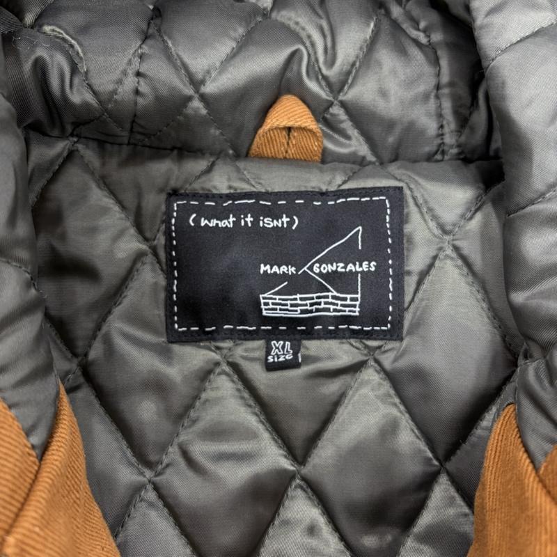マーク・ゴンザレス Mark Gonzales ジャケット、上着 ジャンパー、ブルゾン ダック キルティング ロゴ 刺繍 プリント パーカー フード アクティブ ワーク ジャケット ブルゾン XL ロゴ、文字 X 刺繍 X プリント キャメル / キャメル / メンズ USED 古着 中古 50164446