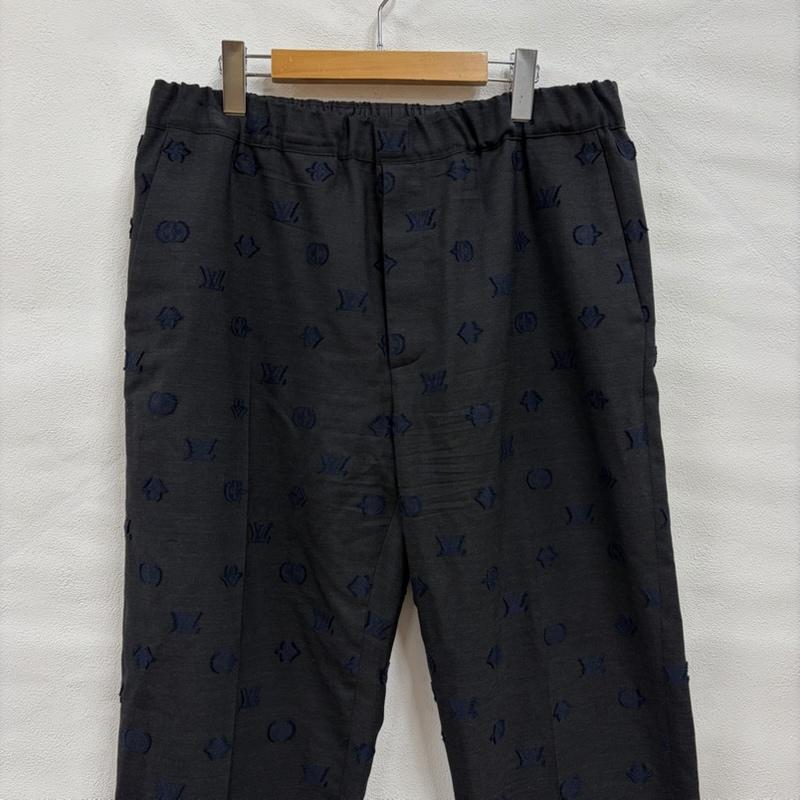 ルイヴィトン LOUIS VUITTON パンツ スラックス モノグラム エンボス ロゴ イージー スラックス パンツ ジッパーフライ 総柄 イタリア製 ウール コットン 刺繍 54 - ロゴ、文字 X 総柄 X 刺繍 黒 / ブラック / black X 紺 / ネイビー / navy メンズ USED 古着 中古 50164795