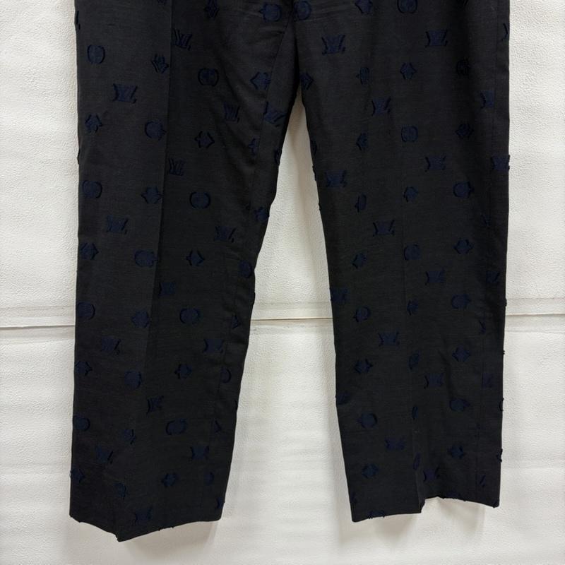 ルイヴィトン LOUIS VUITTON パンツ スラックス モノグラム エンボス ロゴ イージー スラックス パンツ ジッパーフライ 総柄 イタリア製 ウール コットン 刺繍 54 - ロゴ、文字 X 総柄 X 刺繍 黒 / ブラック / black X 紺 / ネイビー / navy メンズ USED 古着 中古 50164795
