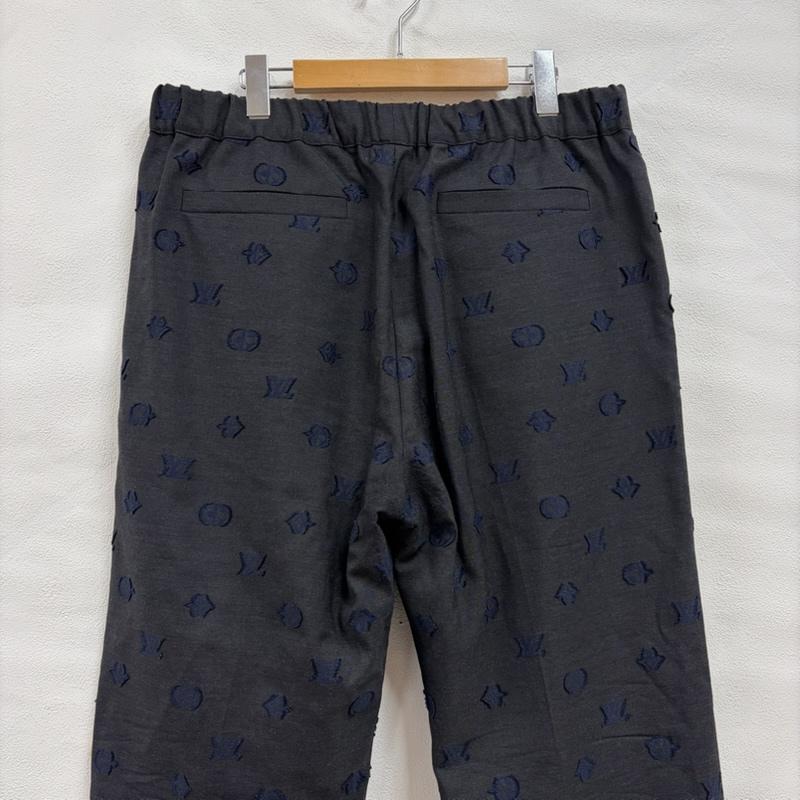 ルイヴィトン LOUIS VUITTON パンツ スラックス モノグラム エンボス ロゴ イージー スラックス パンツ ジッパーフライ 総柄 イタリア製 ウール コットン 刺繍 54 - ロゴ、文字 X 総柄 X 刺繍 黒 / ブラック / black X 紺 / ネイビー / navy メンズ USED 古着 中古 50164795