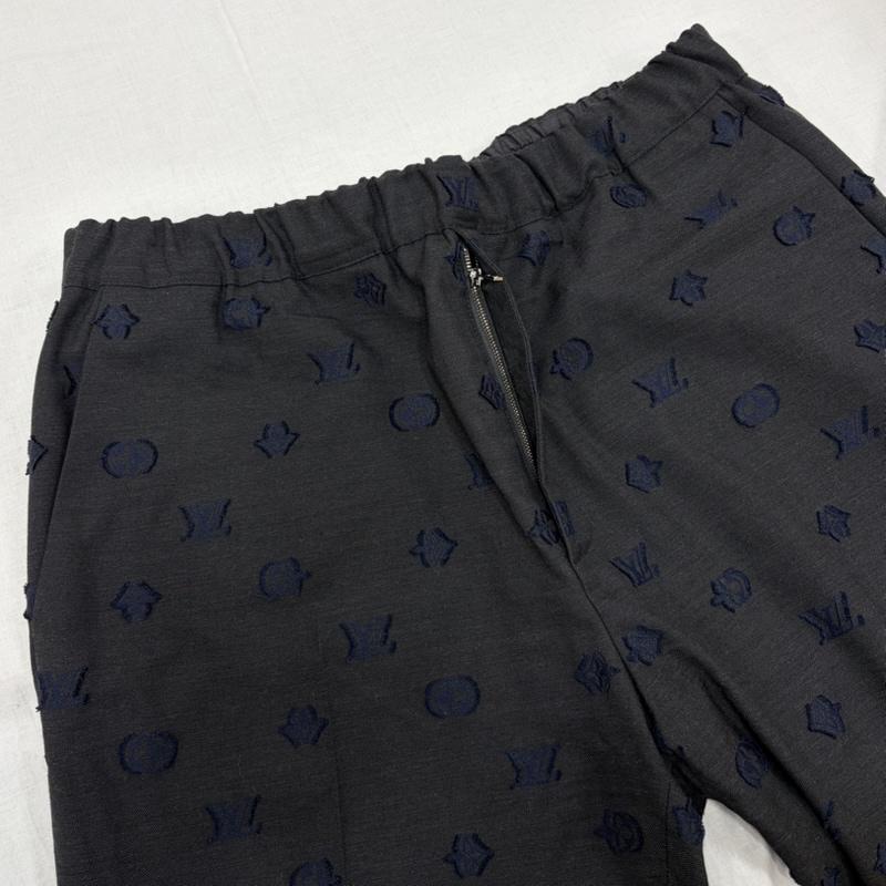 ルイヴィトン LOUIS VUITTON パンツ スラックス モノグラム エンボス ロゴ イージー スラックス パンツ ジッパーフライ 総柄 イタリア製 ウール コットン 刺繍 54 - ロゴ、文字 X 総柄 X 刺繍 黒 / ブラック / black X 紺 / ネイビー / navy メンズ USED 古着 中古 50164795