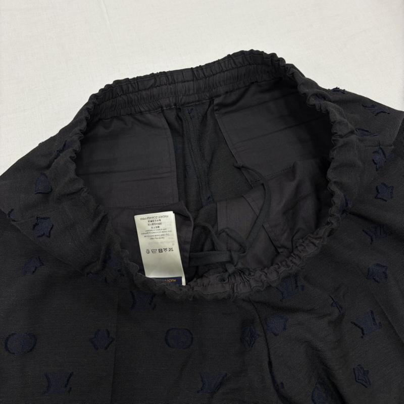 ルイヴィトン LOUIS VUITTON パンツ スラックス モノグラム エンボス ロゴ イージー スラックス パンツ ジッパーフライ 総柄 イタリア製 ウール コットン 刺繍 54 - ロゴ、文字 X 総柄 X 刺繍 黒 / ブラック / black X 紺 / ネイビー / navy メンズ USED 古着 中古 50164795