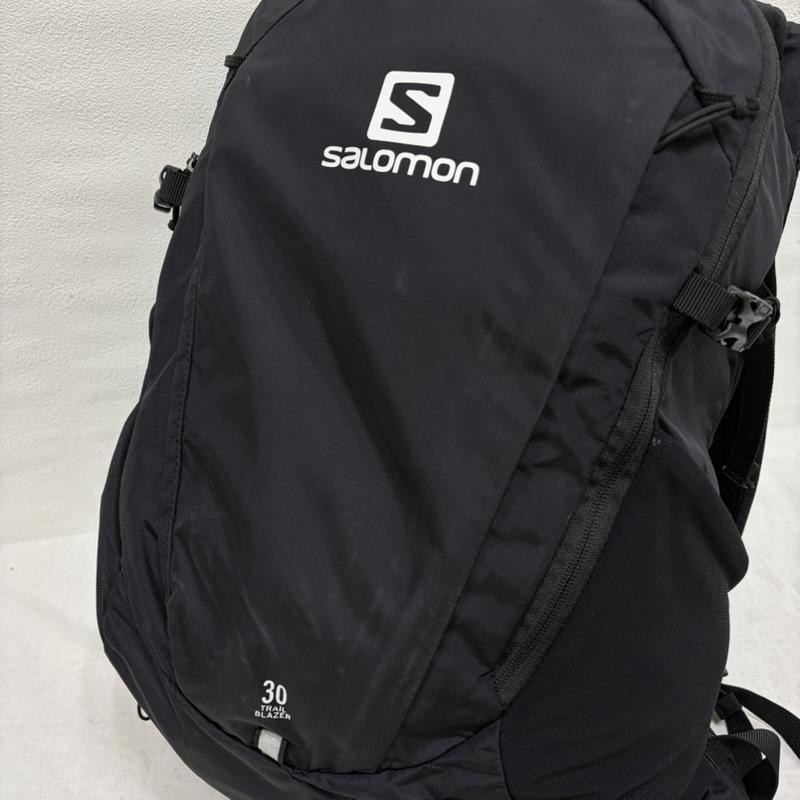 サロモン SALOMON リュックサック、デイパック リュックサック、デイバッグ TRAIL BLAZER トレイルブレイザー 30 バックパック リュック ロゴ ナイロン 多機能 アウトドア - ワンポイント X ロゴ、文字 X プリント 黒 / ブラック / black X 白 / ホワイト / white メンズ USED 古着 中古 50164858