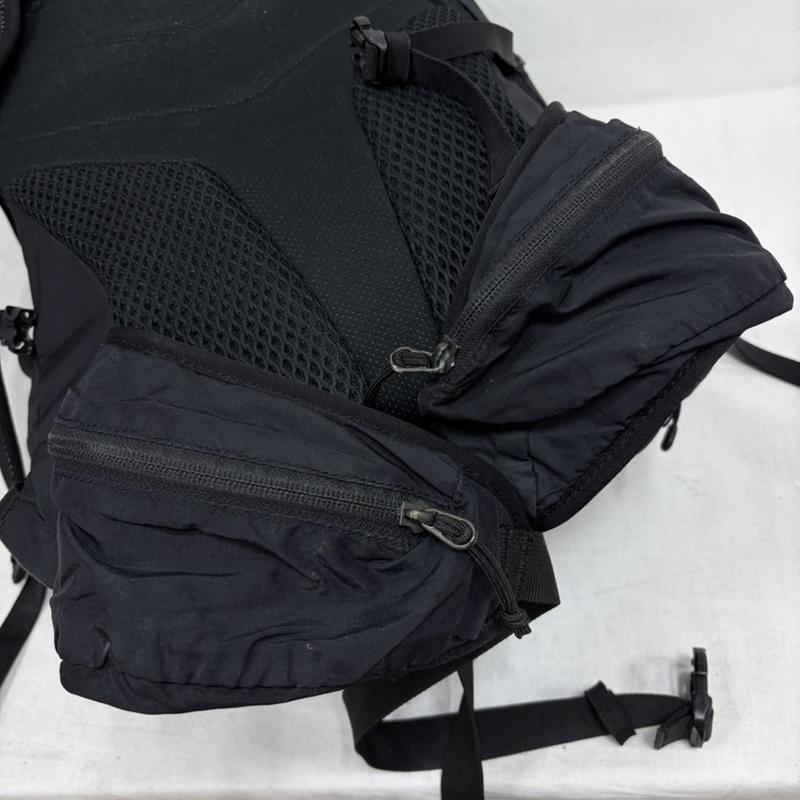 サロモン SALOMON リュックサック、デイパック リュックサック、デイバッグ TRAIL BLAZER トレイルブレイザー 30 バックパック リュック ロゴ ナイロン 多機能 アウトドア - ワンポイント X ロゴ、文字 X プリント 黒 / ブラック / black X 白 / ホワイト / white メンズ USED 古着 中古 50164858